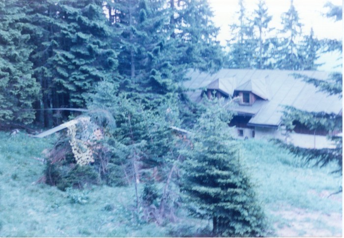 Zmaskiran prebegli helikopter tik nad poslopjem hotela Golte dne 28. junija 1991 (Foto: Franc Kačičnik) 1