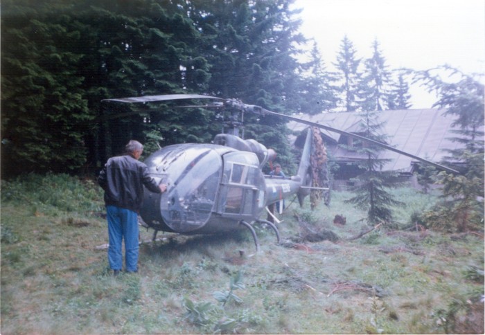 Tehnik  Bogo Šustar pripravlja  helikopter za maskiranje nad hotelom  Golte  nad Mozirjem dne 28. junija 1991 (Foto: Franc Kačičnik)