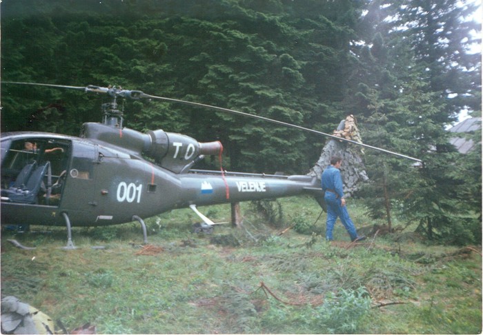 Pilot helikopterja major Jože Kalan pri maskiranju Gazele TO 001-Velenje (Foto: Franc Kačičnik)